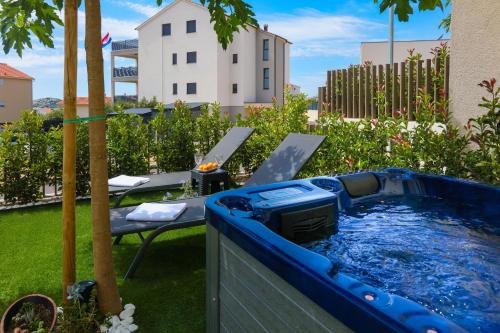 Apartments with hot tub Vodice - 23894