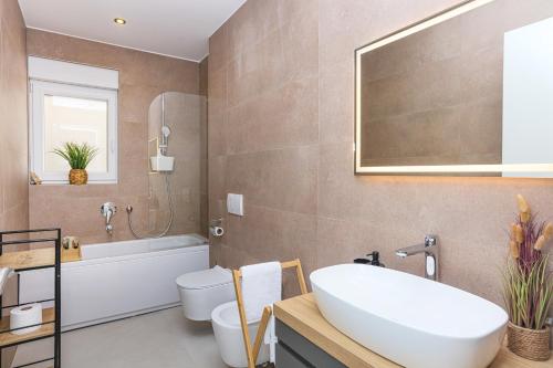 Apartments with hot tub Vodice - 23894