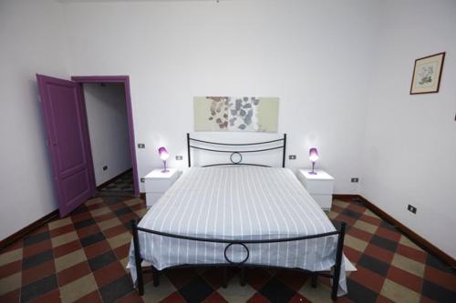 フィレンツェにあるCasa Del Pellegrinoのベッドルーム1室(ベッド1台、ランプ2つ、テーブル2台付)