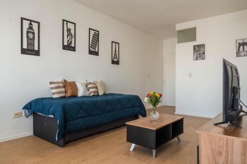 Una sala de estar con un sofá y un televisor. en Confort Palermo Hollywood, en Buenos Aires