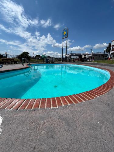 Πισίνα στο ή κοντά στο River Forest Inn