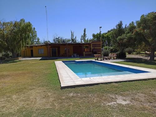 a swimming pool in a yard with a house at Alala Campo Casa Quinta in Pocito