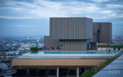 Πισίνα στο ή κοντά στο Luxury Riverside condo