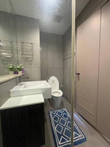 Ένα μπάνιο στο Luxury Riverside condo