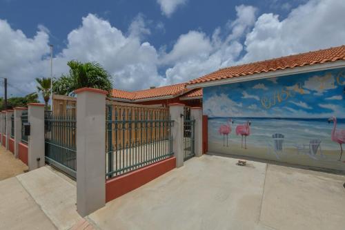 a mural of flamingos on the side of a building at Moderne studio Sun dichtbij de zee met zwembad in Oranjestad