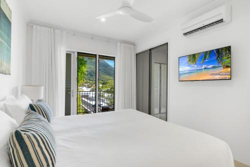 Ένα ή περισσότερα κρεβάτια σε δωμάτιο στο Blanco Beachfront Beauty - Chic Palm Cove Hideaway