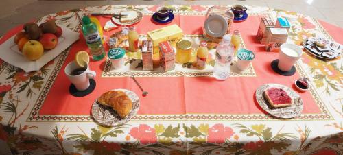 a table with food and drinks on top of it at Domus Tua in Pietrelcina