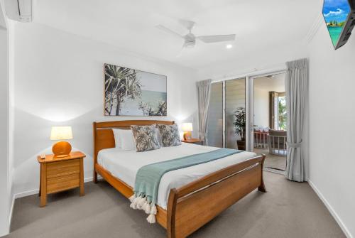 Una cama o camas en una habitación de Dreamscape Haven - Your Palm Cove Poolside Paradise