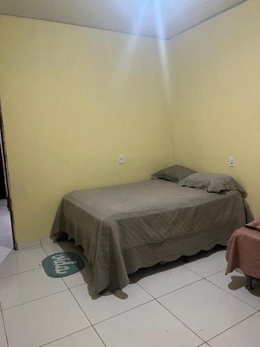 a bedroom with a bed in a room at Meu cantinho 4 in Santarém