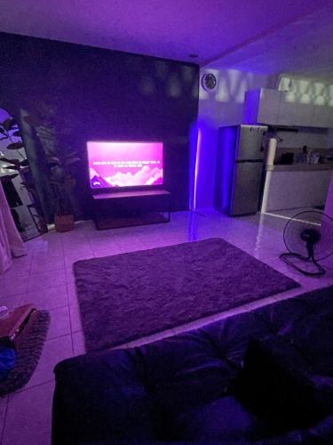 Una televisión o centro de entretenimiento en Cozy Hideout-Free Parking, Netflix & Arcade Games