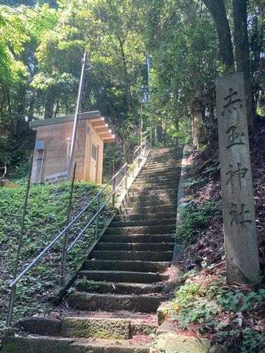 a set of stairs leading up to a building at 自然に囲まれた海沿いの広い一軒家 貸切 佐渡 古民家 レッドジャスパーRedjasper in Sado