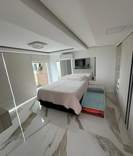 Un pat sau paturi într-o cameră la Cobertura duplex com piscina