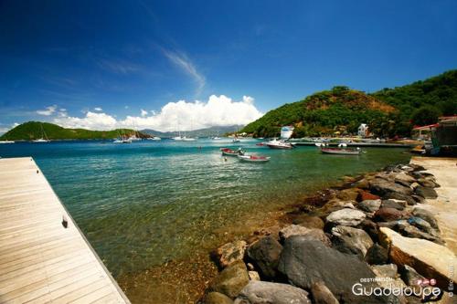 a group of boats in the water on a beach at Gites Kas'a Flo in Trois-Rivières
