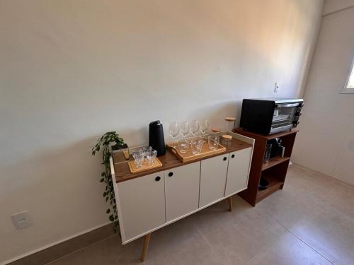 セーハ・ネグラにあるApartamento centro da cidade com garagemのワイングラスが置かれたキャビネット
