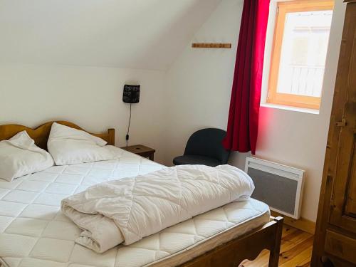 Postel nebo postele na pokoji v ubytování Triplex lumineux avec parking, terrasse et casier à skis - FR-1-263-596