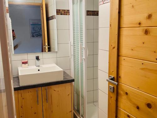 Koupelna v ubytování Triplex lumineux avec parking, terrasse et casier à skis - FR-1-263-596