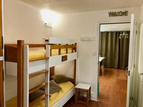 a room with two bunk beds and a doorway at Studio cabine 4 personnes 3* exposé Sud, balcon et parking à Valloire - FR-1-263-575 in Valloire