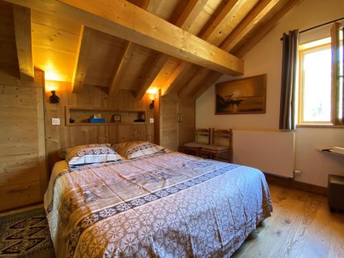 Un pat sau paturi într-o cameră la Chalet charmant sud pour 12 personnes avec sauna et parking, animaux acceptés - FR-1-263-595