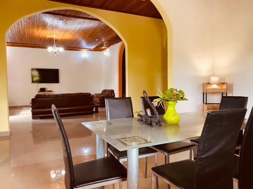 a dining room with a table and chairs at N résidence 