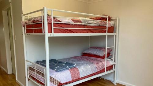 a bunk bed room with two bunk beds in a room at Anchors Away in Coffin Bay