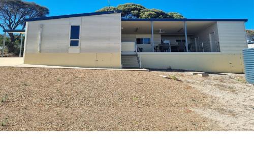 a house with a yard in front of it at Kangaroo Hollow in Coffin Bay