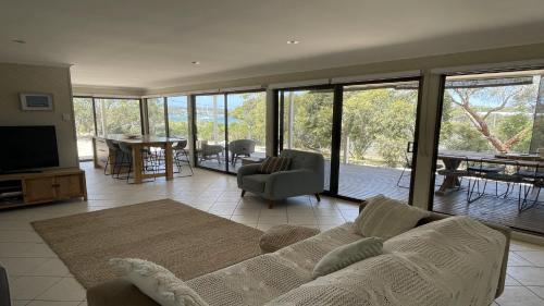 ein Wohnzimmer mit Couch und Fernseher in der Unterkunft No. 10 Coffin Bay in Coffin Bay