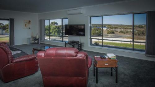 Ruang duduk di Highview on Victoria Coffin Bay