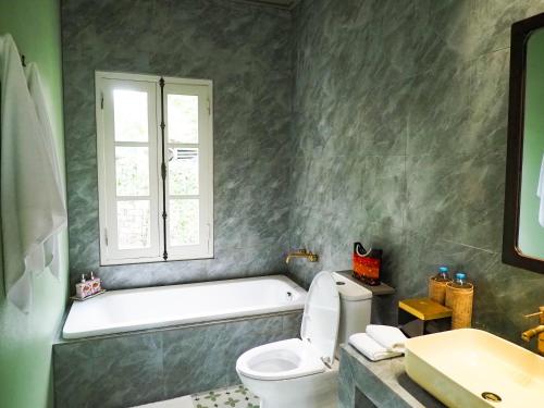 Bilik mandi di Satri House Hotel