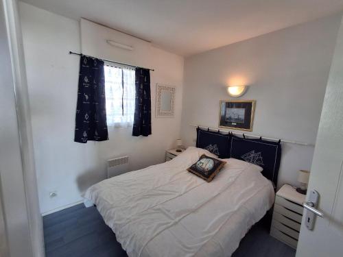 Postel nebo postele na pokoji v ubytování Charmant T2Bis Châtelaillon-Plage 3 pers avec piscine - FR-1-706-40