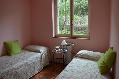 La Casa di Giulia tesisinde bir odada yatak veya yataklar