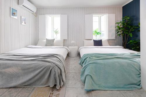 เตียงในห้องที่ Split Level House in Hongdae