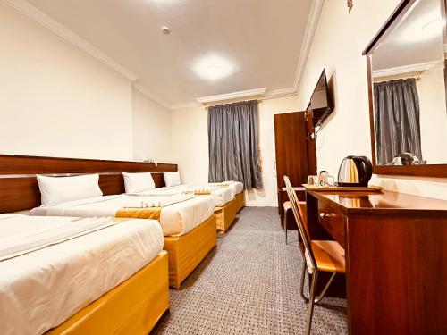 Katil atau katil-katil dalam bilik di فندق ذاخر بلازا Dhakher Plaza Hotel توصيل مجاني من وإلى الحرم Free shuttle to and from the Haram