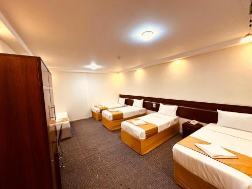 Katil atau katil-katil dalam bilik di فندق ذاخر بلازا Dhakher Plaza Hotel توصيل مجاني من وإلى الحرم Free shuttle to and from the Haram