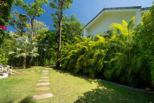 a path in the yard of a house at Bougain Villas in Salad Beach