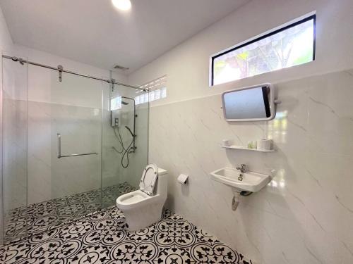 Bilik mandi di Densy Holiday Homestay