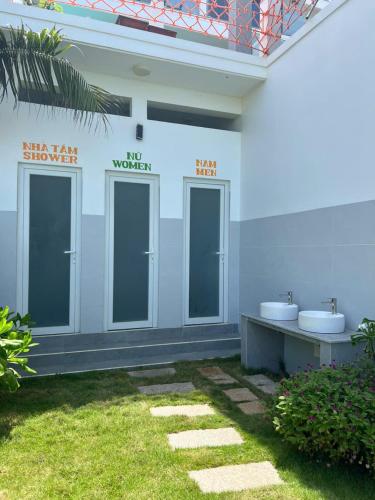 a bathroom with three sinks and two toilets at Bay View Beach Villas Mũi Né in Ấp Khánh Phước (1)