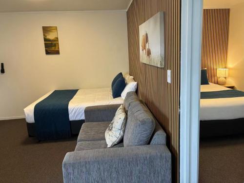 Postel nebo postele na pokoji v ubytování Summer Inn Motel - Newly Renovated, 2 Min Walk to Orewa Beach