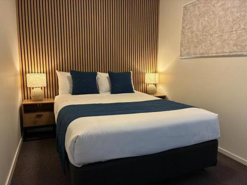 Postel nebo postele na pokoji v ubytování Summer Inn Motel - Newly Renovated, 2 Min Walk to Orewa Beach
