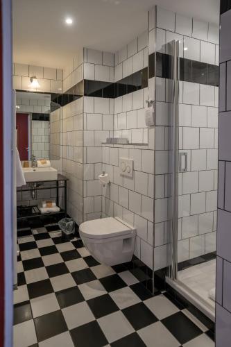 a bathroom with a toilet and a sink at Hotel Mercure Roscoff Bord De Mer in Roscoff