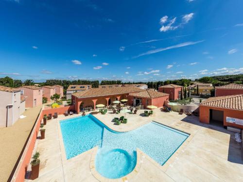 - une vue sur la piscine située dans un bâtiment dans l'établissement Terres de France - Le Domaine de Bacchus, à Saint-Christol
