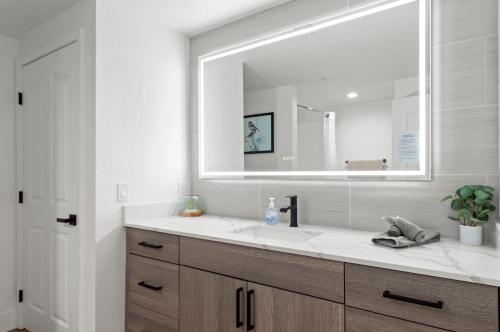 スコッツデールにあるWestin Kierland Area - Great for Groups - Scottsdale Stay with Parking - N302の洗面台と大きな鏡のあるバスルーム