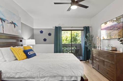 スコッツデールにあるWestin Kierland Area - Great for Groups - Scottsdale Stay with Parking - N302のベッドと天井扇風機のある寝室