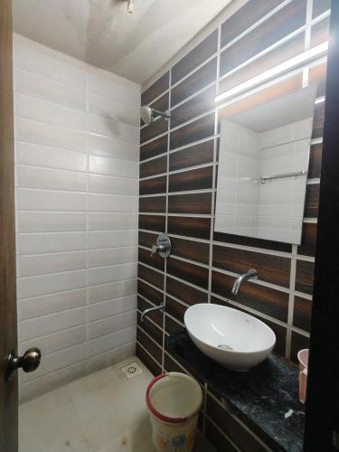 a bathroom with a sink and a mirror at TEN Hotel in Vapi
