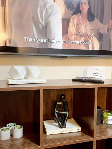 TV a/nebo společenská místnost v ubytování 2BR Condo w Pool & WiFi Near Mall & Restaurants