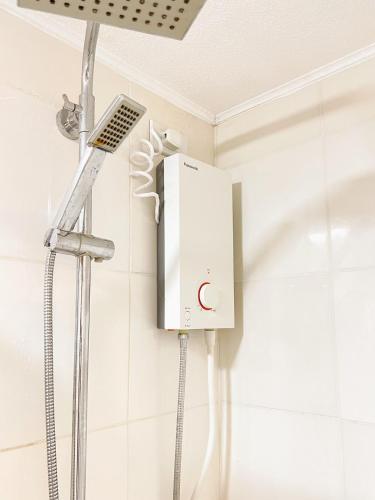 Koupelna v ubytování 2BR Condo w Pool & WiFi Near Mall & Restaurants