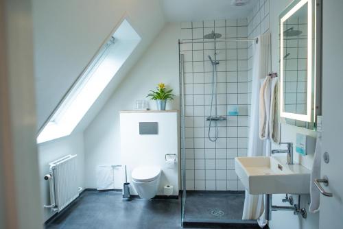 A bathroom at Refborg Hotel