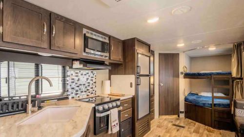 Η κουζίνα ή μικρή κουζίνα στο Parked RV Travel Trailer Getaway Wi-Fi with Hookups