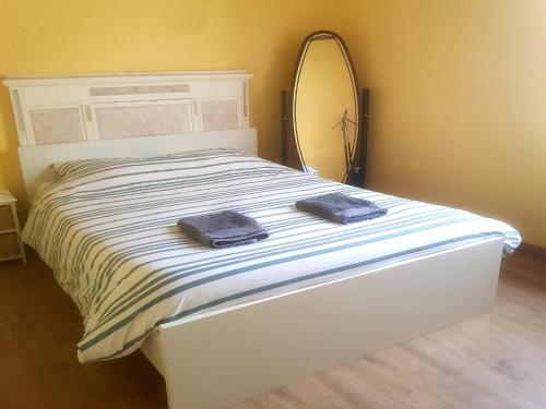 Poolside Escape by Arcachon في لا تاسْتْ دو بوك: سرير عليه منشفتان ومرآة