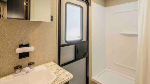 Koupelna v ubytování Parked RV Travel Trailer Getaway Wi-Fi with Hookups