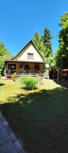 a house with a large yard with a house at Kispatak Erdei Ház in Verőce